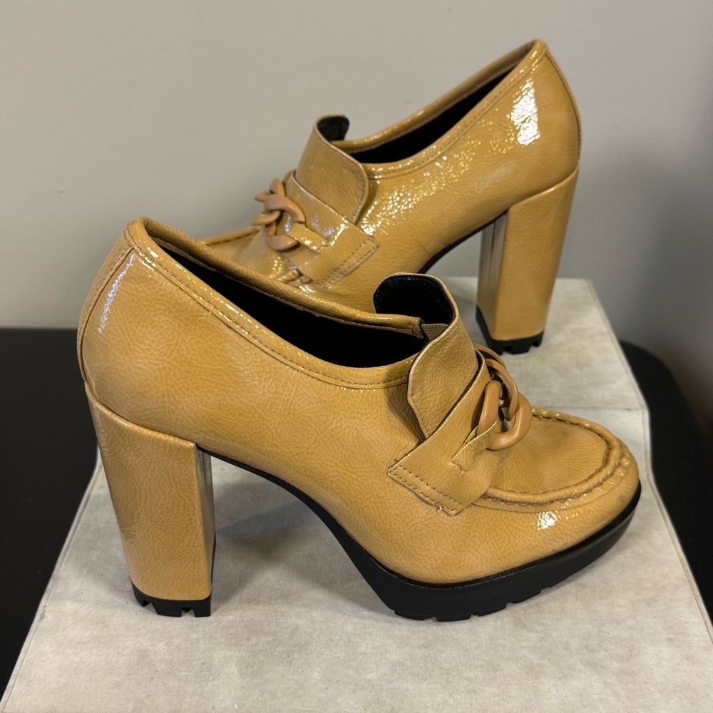 Kenneth Cole women’s high heel loafer, NWOT, Size 8, tan color